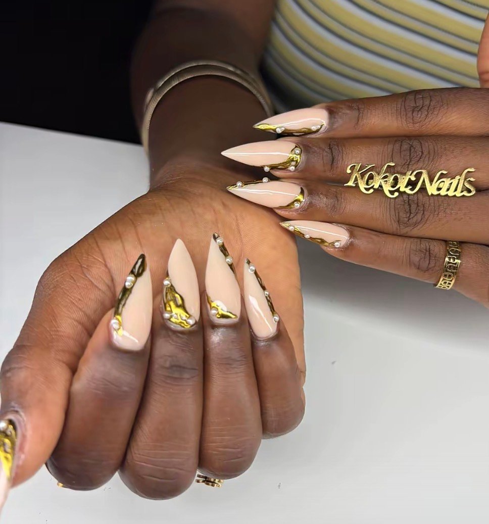 Design zong nude, jòn ak gold fèt pa Kokot’Nails